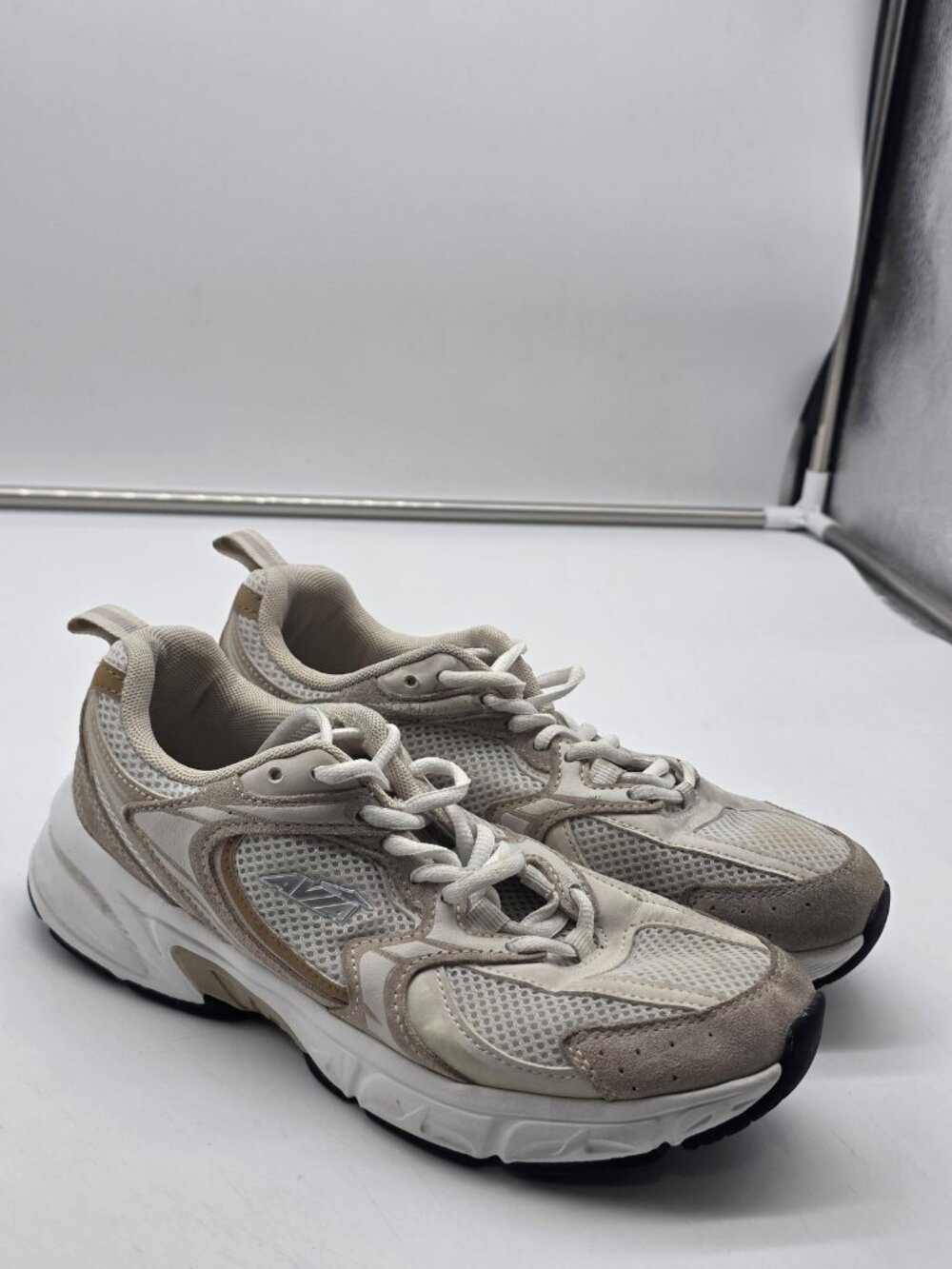 Avia Shoes Womens Size 8.5 White 5000 Mesh Walking Sneakers Damaged WMAV44GX007L